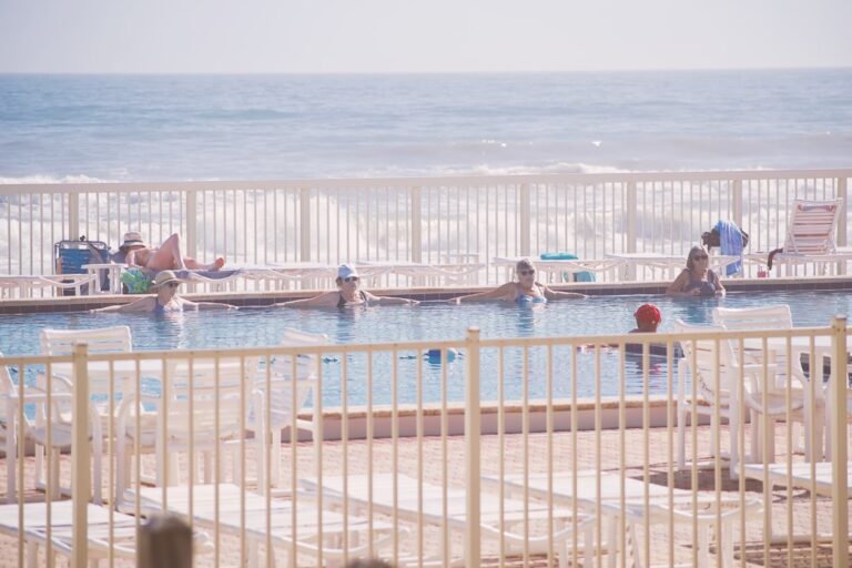 Pessoas Relaxando Em Uma Piscina a Beira Do Mar kLvxXGRZyM4
