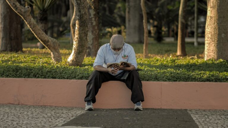 Homem Em Thobe Marrom Sentado No Banco De Concreto Marrom Durante O Dia GuZQGwmQhqM