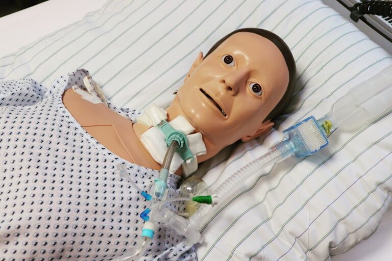 Um Manequim Esta Deitado Em Uma Cama De Hospital Y Qf3MJDzw8