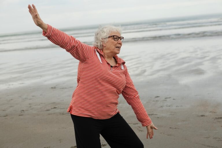 Mulher Pratica Tai Chi Na Praia EVTv0dsBgt8