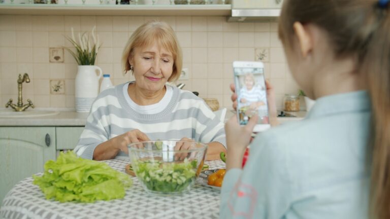 Avo E Neta Que Fazem A Salada Na Cozinha Brihf3AZKHo