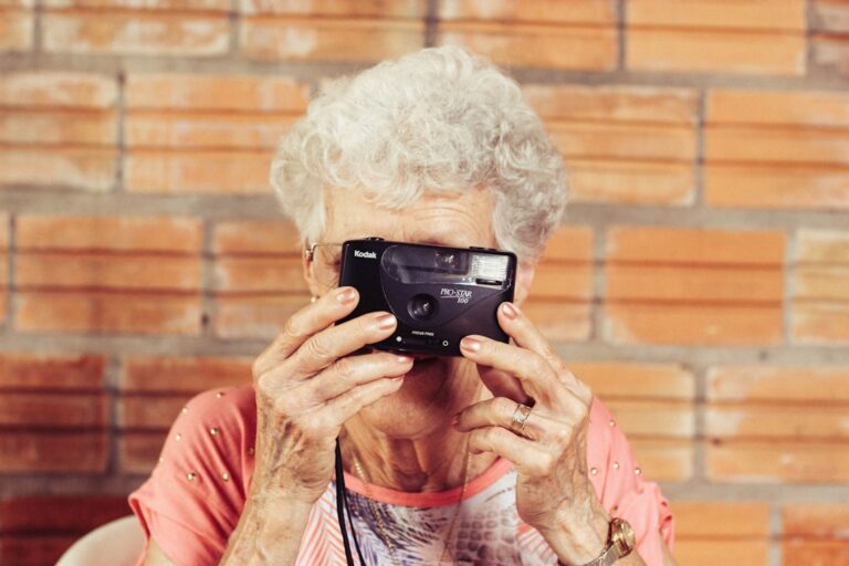 Mulher Segurando A Camera Do Filme PwMds57bapI