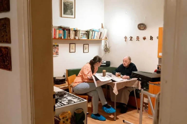Como contratar cuidador de idosos 24 horas no Rio de Janeiro?