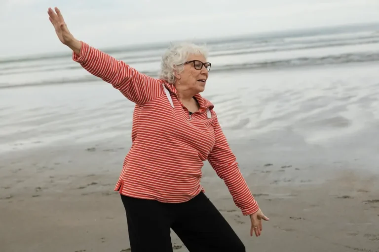 Mulher Pratica Tai Chi Na Praia EVTv0dsBgt8