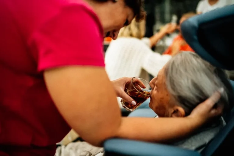 Como garantir a alimentação de idosos dependentes?