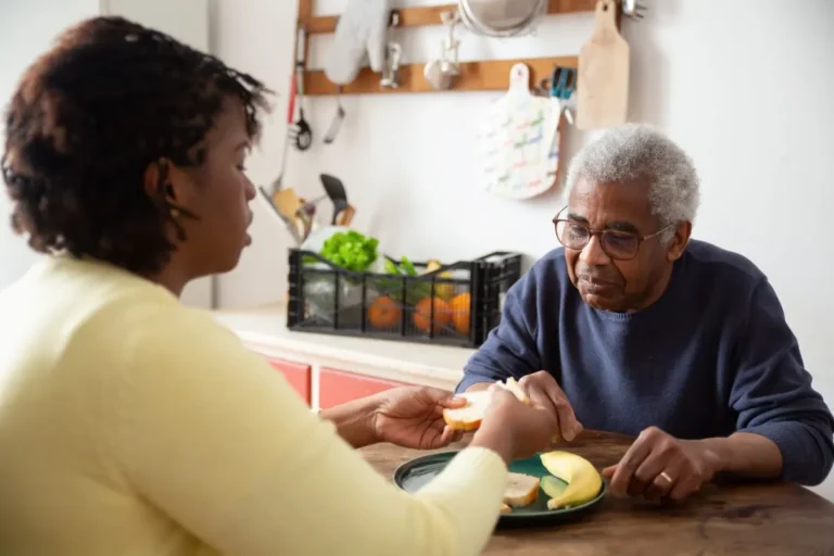 Como um cuidador pode ajudar idoso acamado com higiene e alimentação?