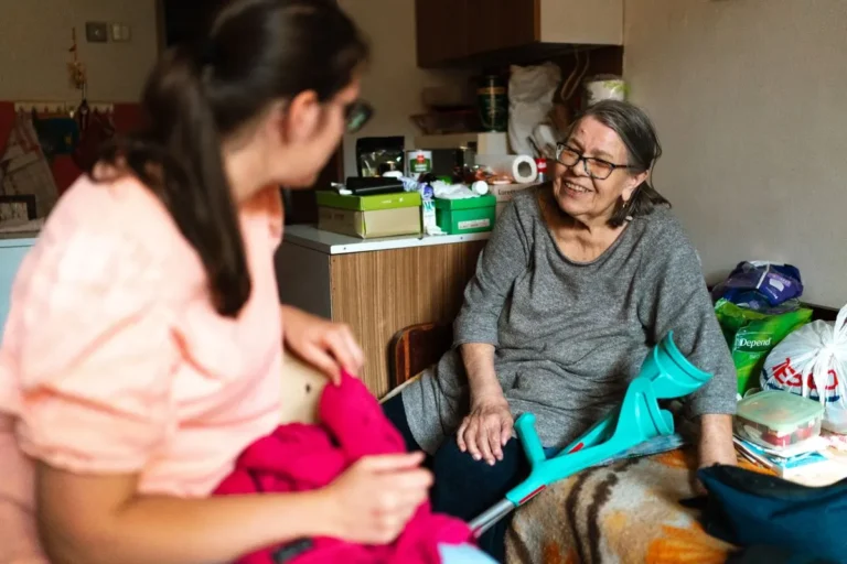 Home care é o mesmo que cuidador de idosos? Entenda a diferença