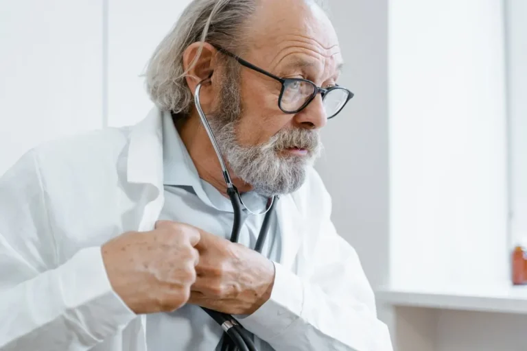 Quais cuidados são essenciais para um idoso após cirurgia cardíaca?
