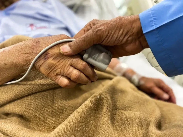 Quais são os sinais de que o idoso não pode ficar sozinho no hospital?